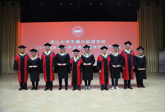 院领导为毕业生授予学位并合影留念