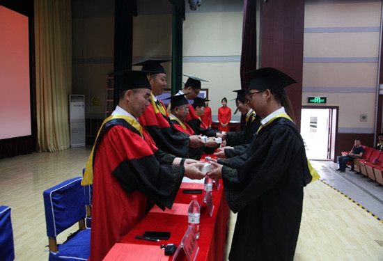 学院为毕业生代表赠送礼物