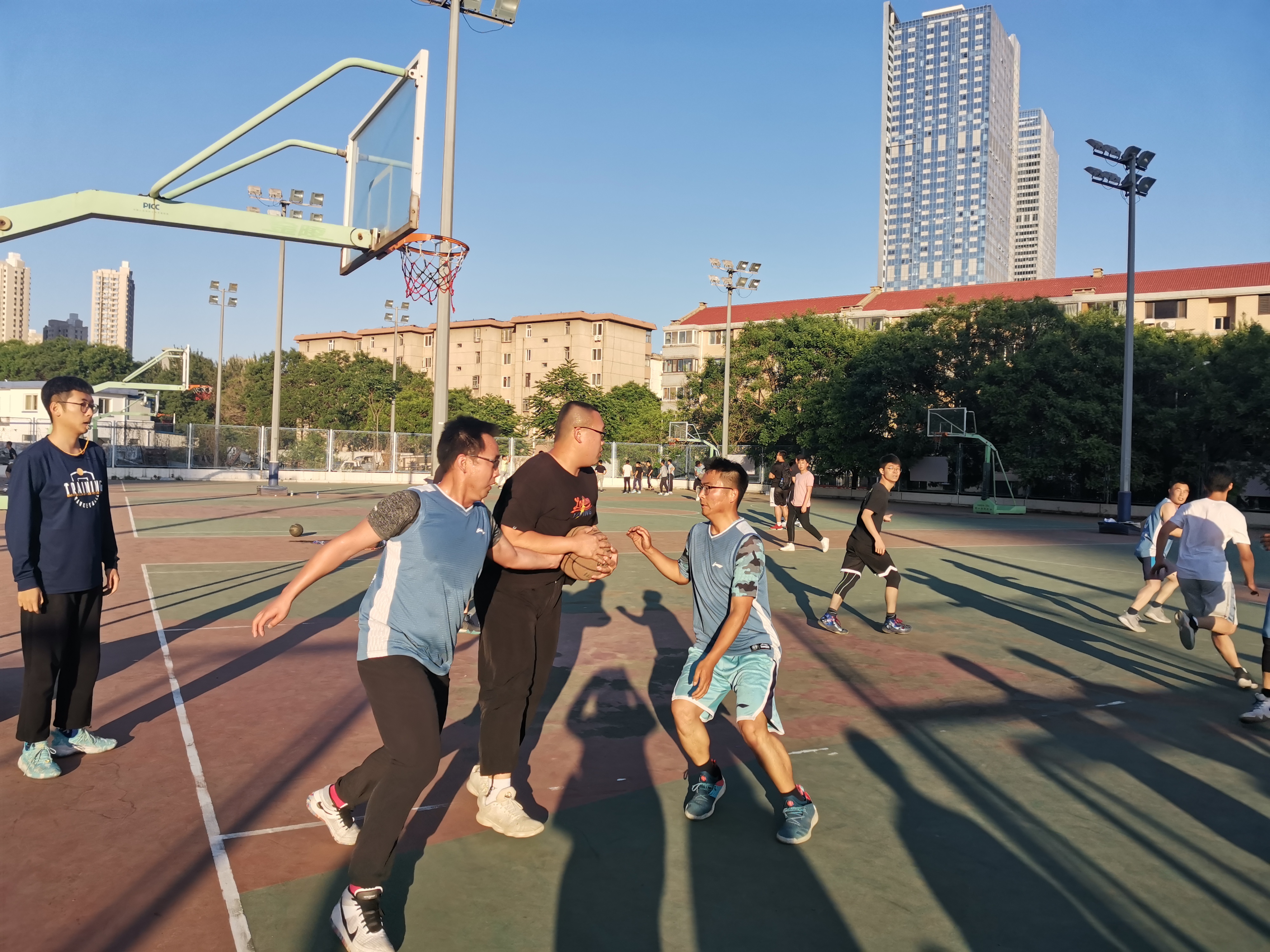 车辆与能源学院开展毕业季篮球比赛
